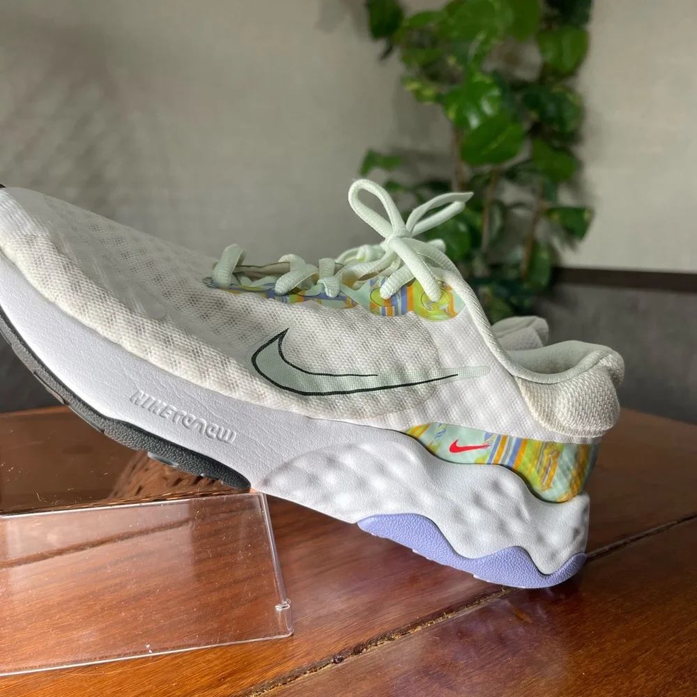 Women Nike White and Light Green Sneakers size 7 - Picture 8 of 9